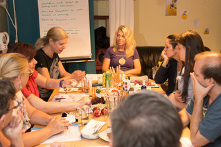 Workshop-Teilnehmer am Tisch